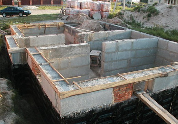 Фундаменты из бетонных блоков: опорно-столбчатый и ленточный