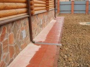 Как правильно сделать отмостку вокруг дома из бетона. Выбор времени и подготовка почвы